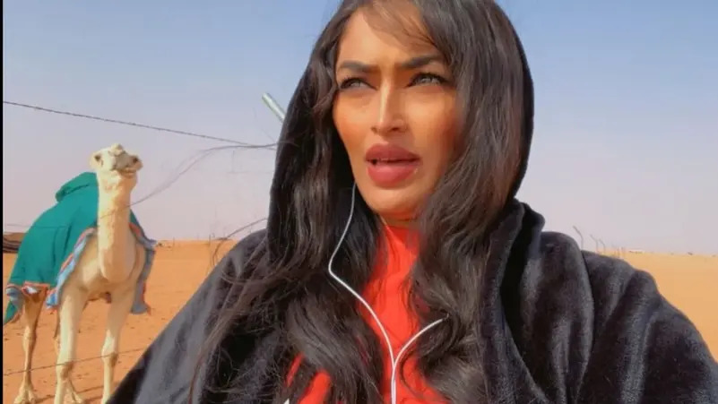 ابنة الصحراء تقوم برحلة من الرياض إلى جدة على ظهر جمل