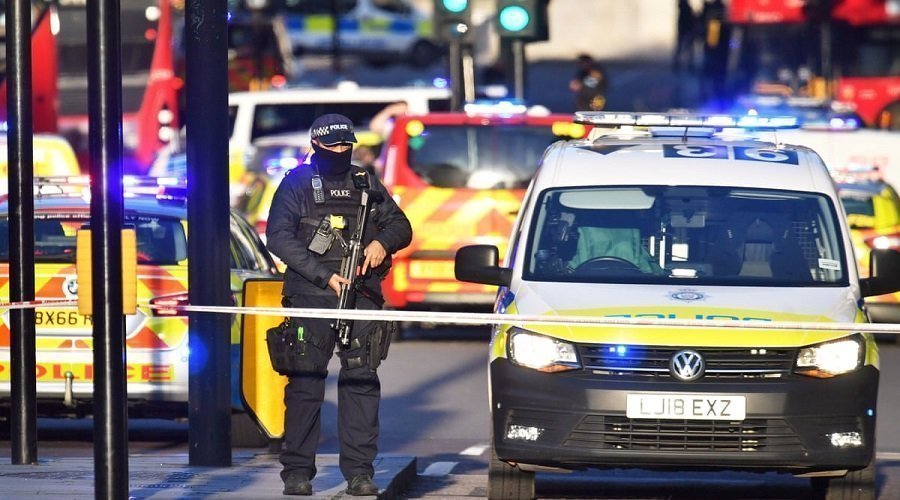 حادث طعن شرطيين في وسط لندن يثير الرأي العام