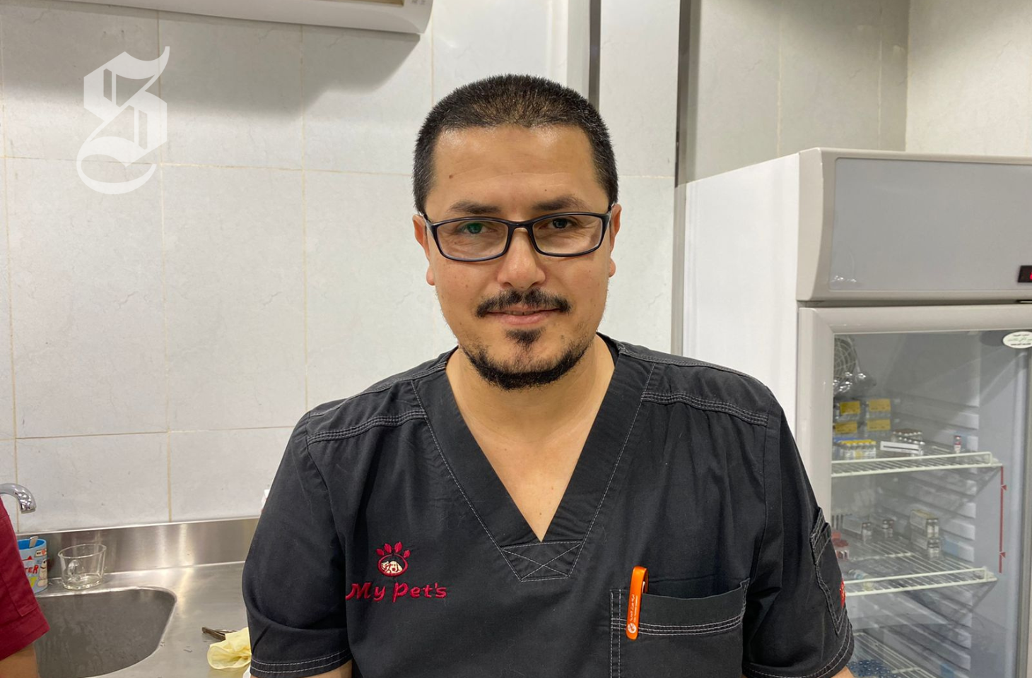 طبيب مصري مقيم في المملكة يتطوع لإنقاذ الحيوانات بدون مقابل