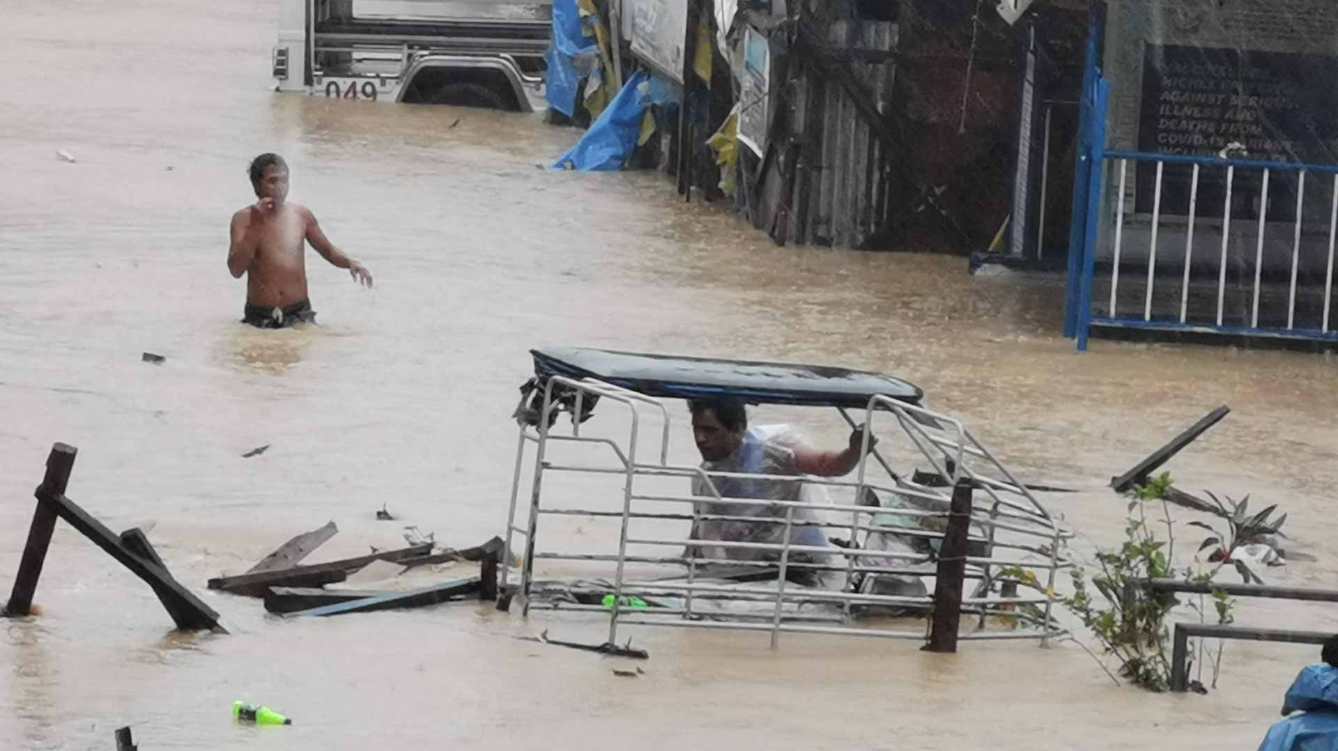 قادة المملكة يقدمون التعازي للفلبين بعد عاصفة استوائية مميتة