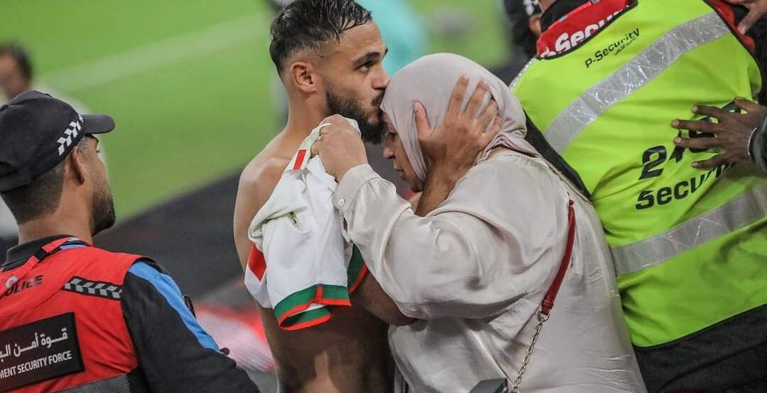 سفيان بوفال لاعب المنتخب المغربي الذي رقص مع والدته في الملعب