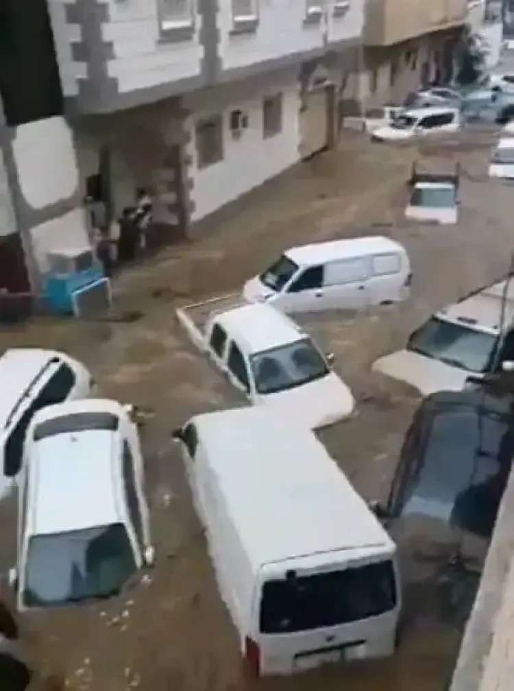 سيول عارمة تجرف السيارات وتجتاح شوارع مكة المكرمة