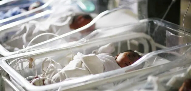 الادعاء يطالب بتشديد العقوبة على العاملة الصحية المعتدية على الأطفال الرضع