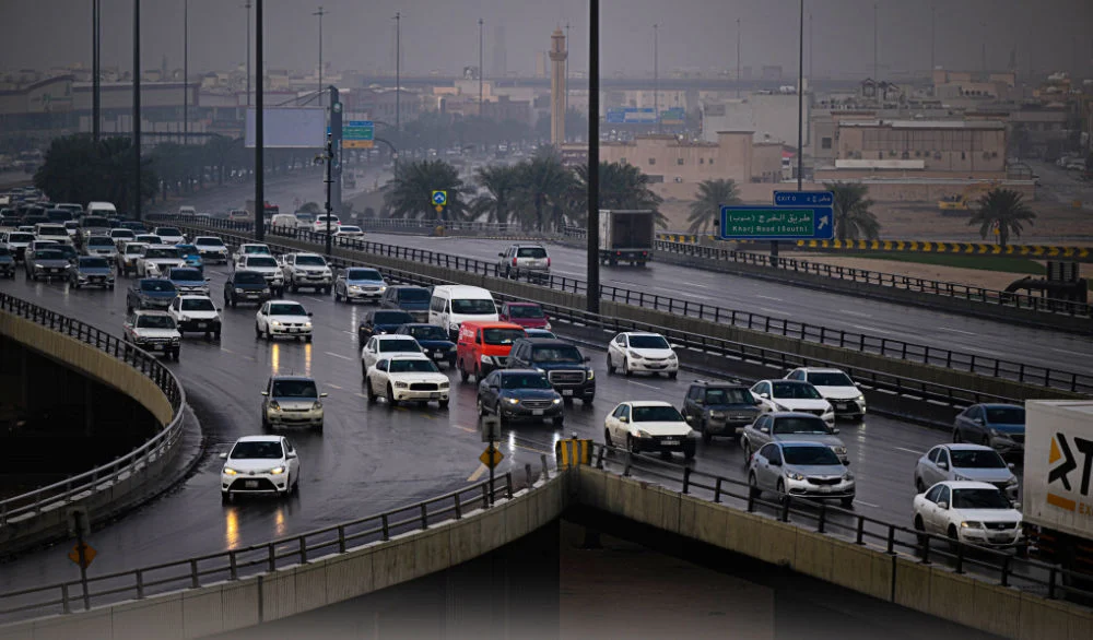 رياح عاتية وأمطار غزيرة تمنع مواطني الرياض من الخروج للطرقات