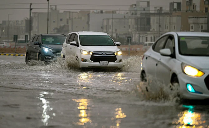 رياح عاتية وأمطار غزيرة تمنع مواطني الرياض من الخروج للطرقات