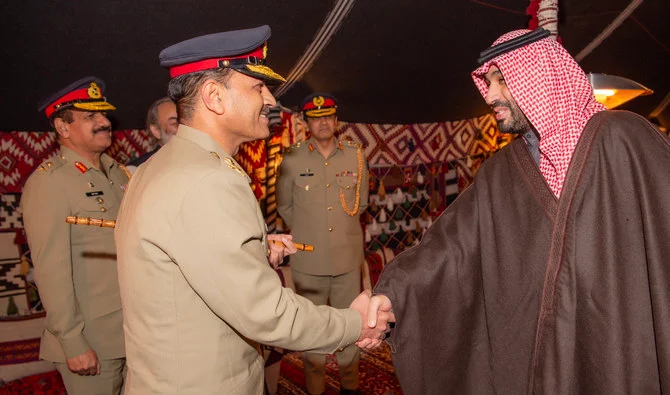 ولي العهد يبحث العلاقات الثنائية مع رئيس أركان الجيش الباكستاني 