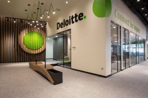 سلطت Deloitte التي تشارك للمرة الأولى كشريك محدّد للابتكار والتكنولوجيا الناشئة في LEAP 2023، الضوء على مبادرة تساعد الشركات والمشاريع في المملكة في جهود الاستدامة.وذلك في النسخة الثانية من الحدث التي تقام في الفترة من 6 إلى 9 فبراير، وتستضيف أكثر من 700 رائد في التكنولوجيا والاستثمار من 50 دولة.
وقد ذكر معتصم دجاني الرئيس التنفيذي لشركة Deloitte، "أن إحدى الأدوات المعروضة في جناح الشركة هي "GreenLight،
والتي تمكن المؤسسات من اكتشاف إزالة الكربون، بغض النظر عن مكان وجودهم في طيف الاستدامة.
ويمكن للزوار أيضًا التعرف على قرصنة الطائرات بدون طيار والروبوتات.
وأضاف الدجاني إن الشركة وقعت مذكرة تفاهم مع MOZN، وهي شركة تكنولوجية أنشأت حلولًا للذكاء الاصطناعي لمكافحة الجريمة المالية، 
وتعزيز صناعة الخدمات المالية في المملكة وفي جميع أنحاء الشرق الأوسط.
وكانت MOZN قد أعلنت في وقت سابق أنها تشارك كراع برونزي في المؤتمر. 
من خلال تقديم عروضها المتعددة، والتي تدعم الذكاء الاصطناعي، بما في ذلك منتجات وحلول الذكاء المالي، 
لمعالجة الامتثال وفهم اللغة الطبيعية وتحديات المخاطر للمؤسسات في مختلف الصناعات.
تسليط الضوء على دور التكنولوجيا الناشئة في جهود الاستدامة 