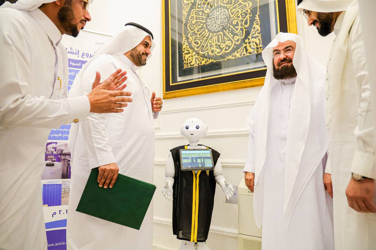 روبوت يستقبل زوار مجمع الملك عبد العزيز لكسوة الكعبة المشرفة 