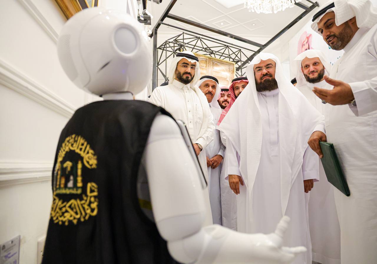 روبوت يستقبل زوار مجمع الملك عبد العزيز لكسوة الكعبة المشرفة