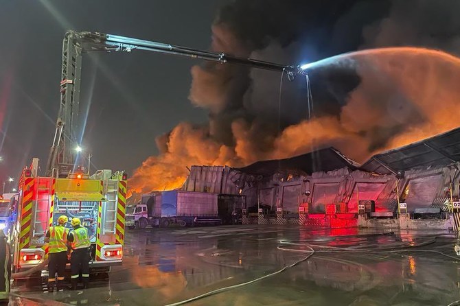 السيطرة على حريق ضخم في مصنع بالدمام 