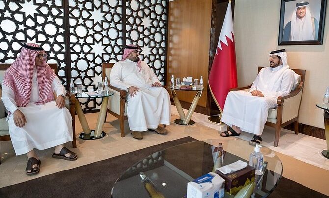 وزير الاقتصاد يبحث سبل تعزيز التعاون مع كبار المسؤولين القطريين