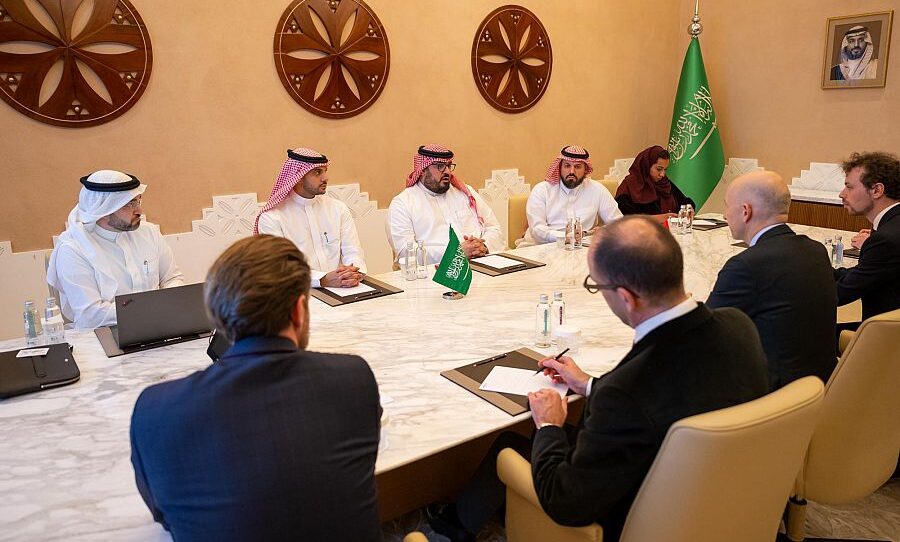 وزير الاقتصاد يلتقي نظيره النمساوي في الرياض