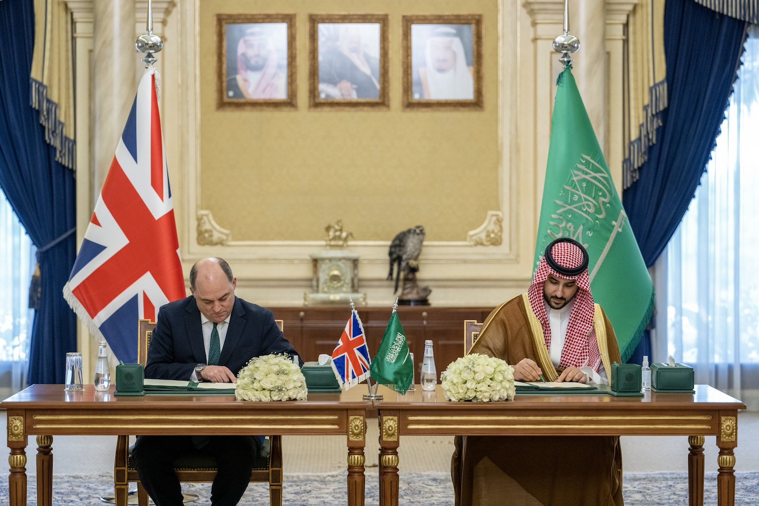 وزير الدفاع يلتقي نظيره البريطاني في الرياض
