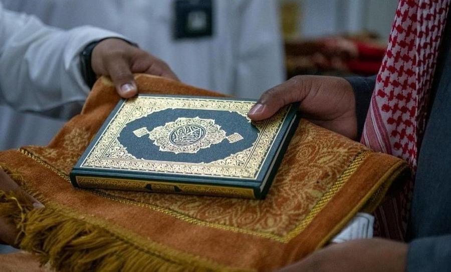 إهداء 30 ألف نسخة من القرآن الكريم للمصلين في المسجد الحرام والمسجد النبوي