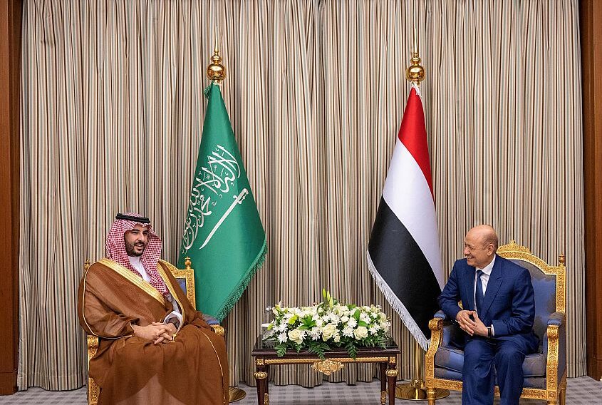 جلسة مباحثات ثنائية بين وزير الدفاع ورئيس مجلس القيادة الرئاسي اليمني