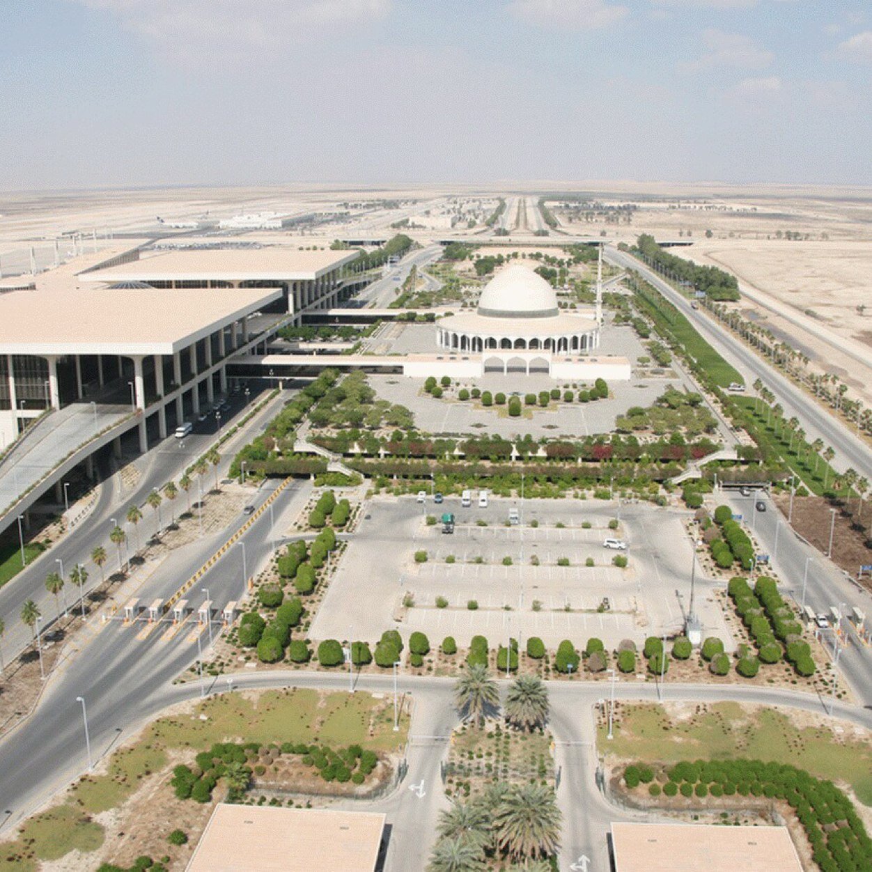 مطار الملك فهد الدولي يستقبل 250 ألف مسافر في 7 أيام