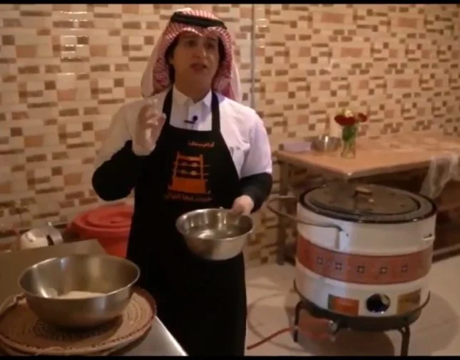 الشيف السعودي إبراهيم بشاشة أول من عمل على طهي خبز التنور بمكان عام بعسير