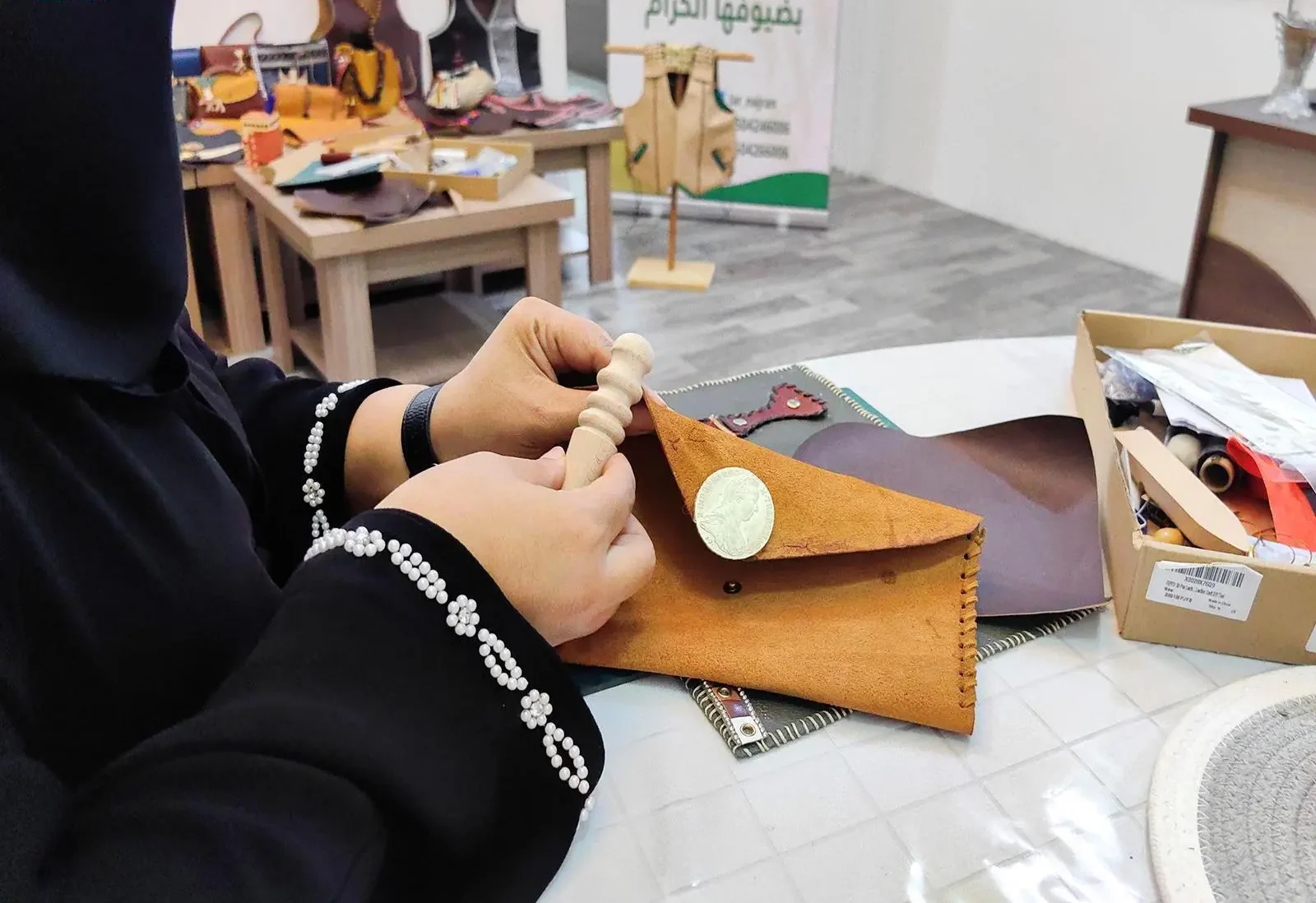 نساء سعوديات يبدعن في صناعة الجلديات بنجران