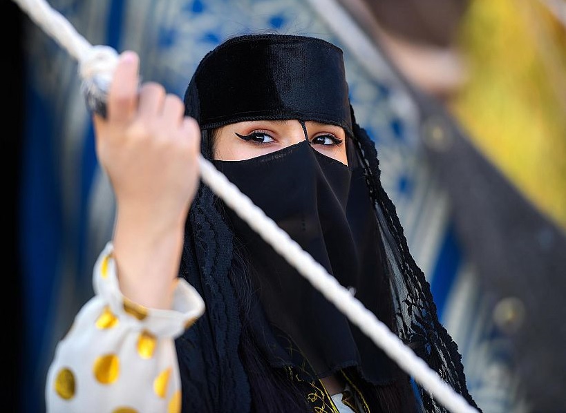 هوية اللون والزخرفة في أزياء المناطق السعودية