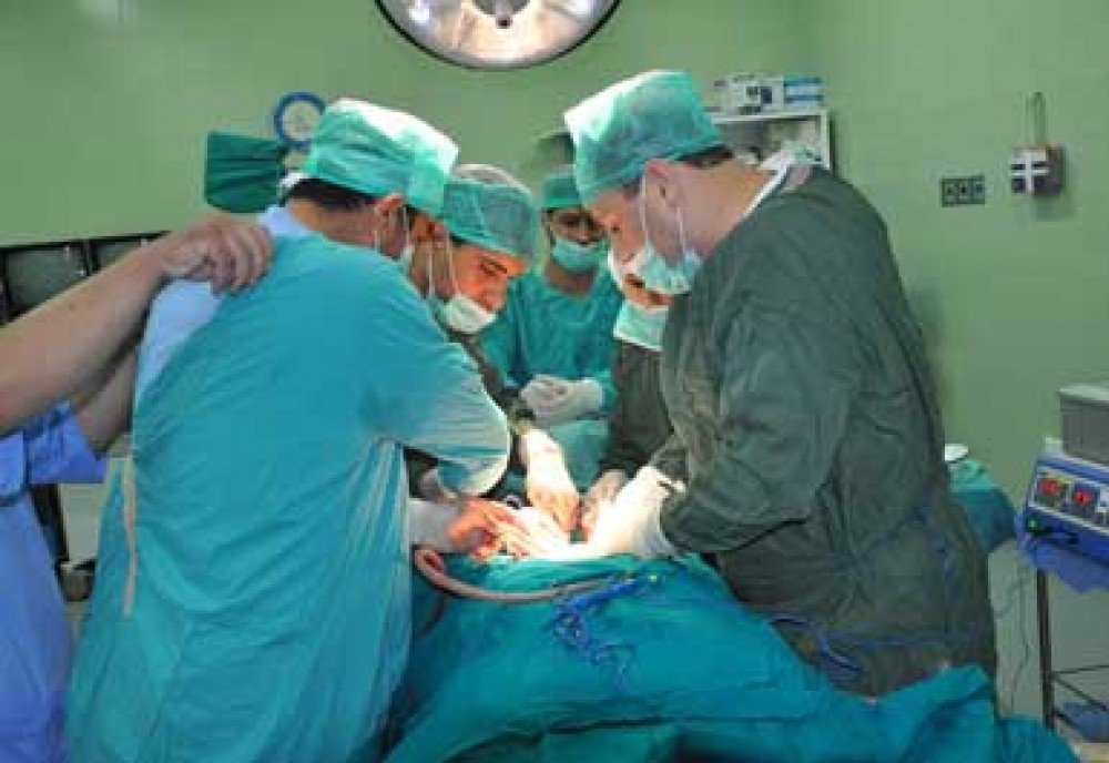 بسبب زيادة أعداد الإصابات.. مستشفى الشفاء بغزة يجري عمليات جراحية بدون تخدير
