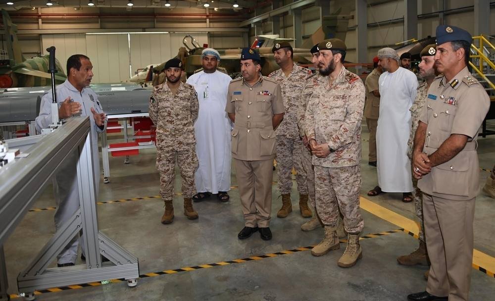 وفد كويتي يطلع على مرافق الكلية الفنية العسكرية في عمان