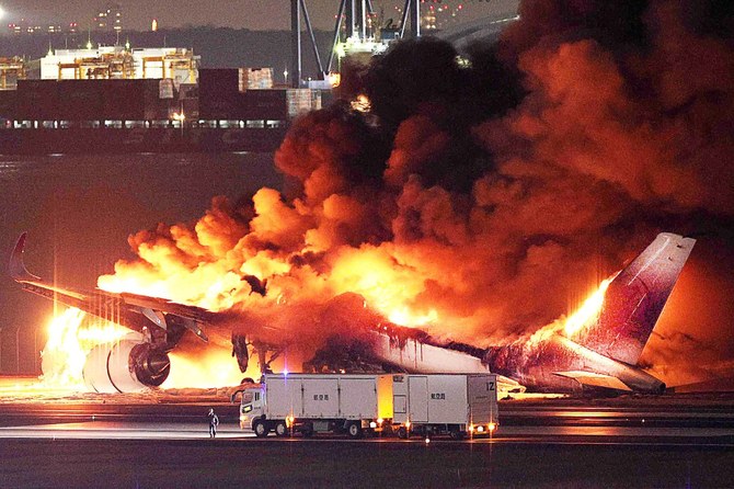 النيران تلتهم طائرة ركاب بعد اصدامها بأخرى في مطار ياباني