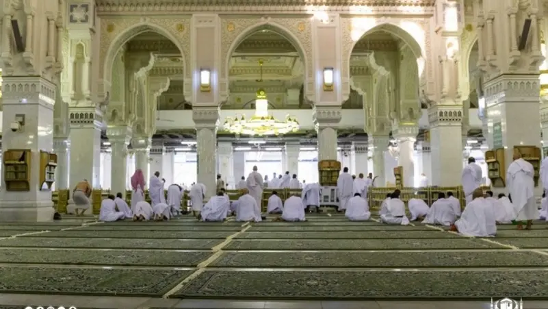 فرش 25 ألف سجادة جديدة بالمسجد الحرام لشهر رمضان