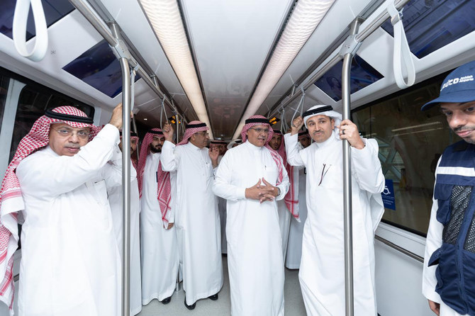 وزير النقل يتابع حركة السفر بمطار جدة