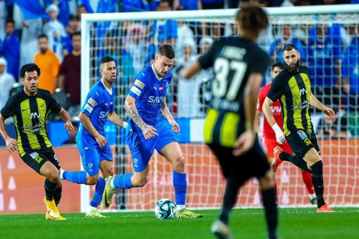 الهلال يكتسح الاتحاد ويتوج بطلًا لكأس السوبر السعودي