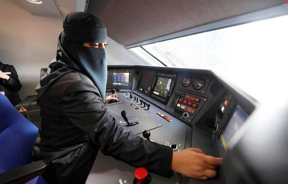 تدريب سعوديات لقيادة قطار الحرمين السريع