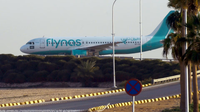 تفاصيل انحراف طائرة عن مسارها في مطار الملك خالد الدولي