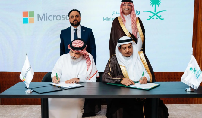 وزارة الإعلام توقع مذكرة تفاهم مع مايكروسوفت العربية في مجالات الذكاء الاصطناعي