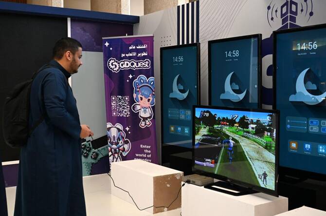 طلاب سعوديون يعرون ابتكاراتهم الروبوتية في روبوكون 2025