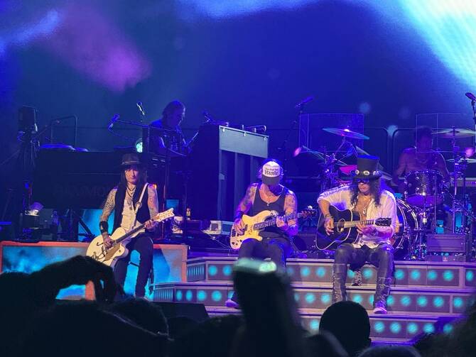 فرقة Guns N’ Roses تبهر جمهور الرياض ضمن جولتها العالمية 2025