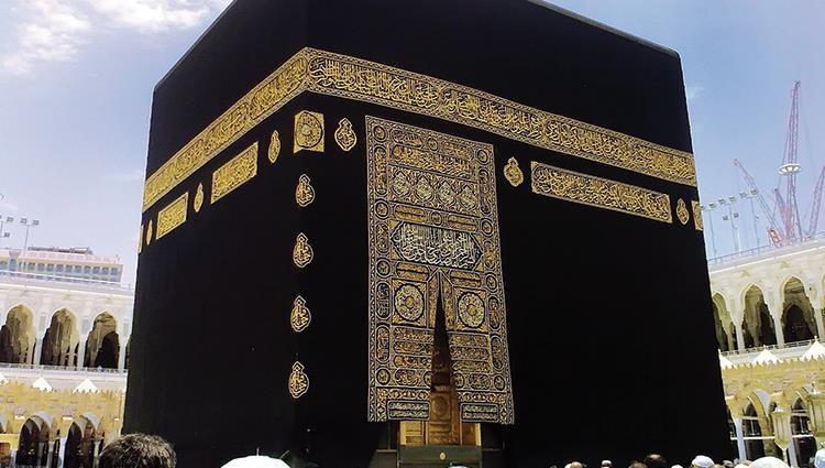 استبدال كسوة الكعبة المشرفة في مراسم مهيبة مع بداية العام الهجري الجديد
