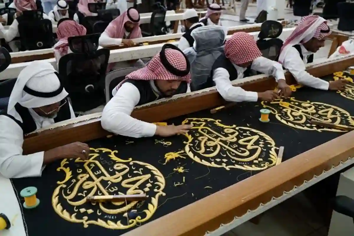 استبدال كسوة الكعبة المشرفة في مراسم مهيبة مع بداية العام الهجري الجديد