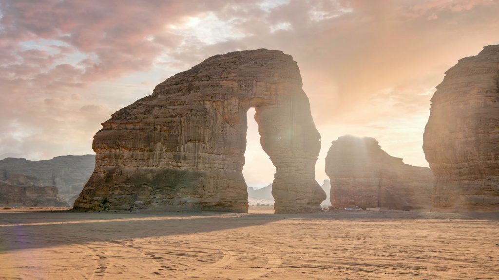 معماري فرنسي يُبرز تراث العلا في معرض فني بنيويورك