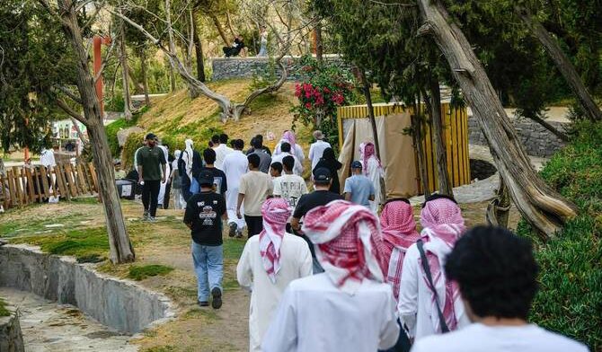 مهرجان الباحة يعزز الثقافة الصحية بفعالية مشي جماعي