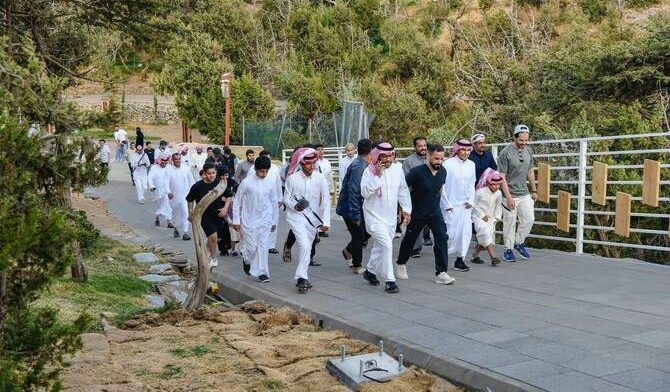 مهرجان الباحة يعزز الثقافة الصحية بفعالية مشي جماعي