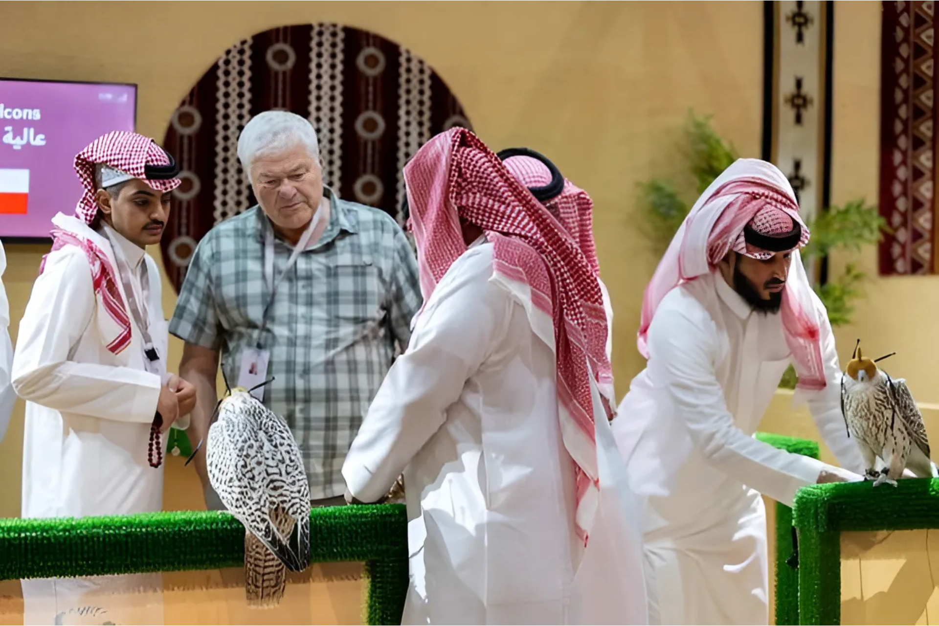 سفير اليابان يزور المزاد الدولي للصقور ويشيد بتراث المملكة