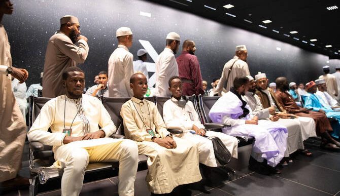 متسابقو مسابقة القرآن الكريم يشيدون بزيارة متحف ساعة مكة