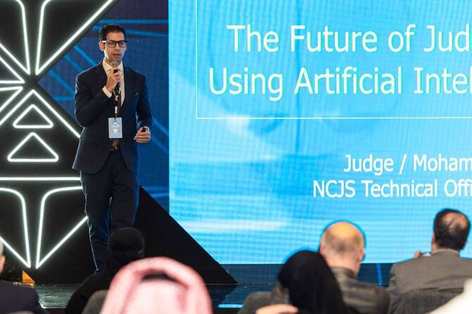 قاضٍ يستعرض أداة تدريب قضائي قائمة على الذكاء الاصطناعي في مؤتمر الرياض
