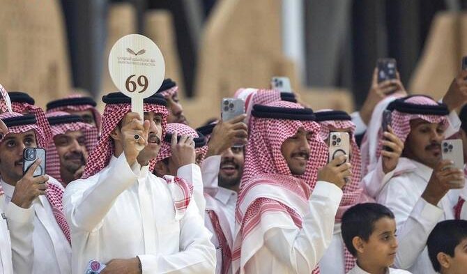 مزاد الرياض يستقطب طيورًا منغولية نادرة في عرض استثنائي لهواة الصقور
