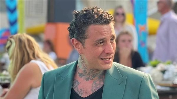 أحمد الفيشاوي يودّع والدته بكلمات مؤثرة ويطالب باحترام الخصوصية في لحظة إنسانية صعبة