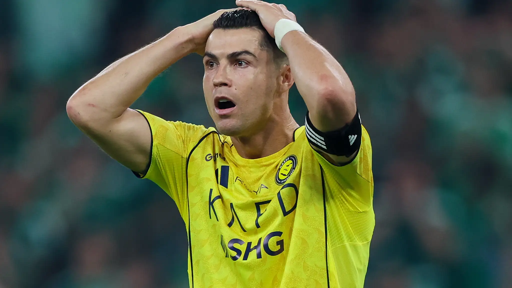 كريستيانو رونالدو يواجه الإعلام الأجنبي بثقة بعد السقوط ويؤكد قوة رد الفعل