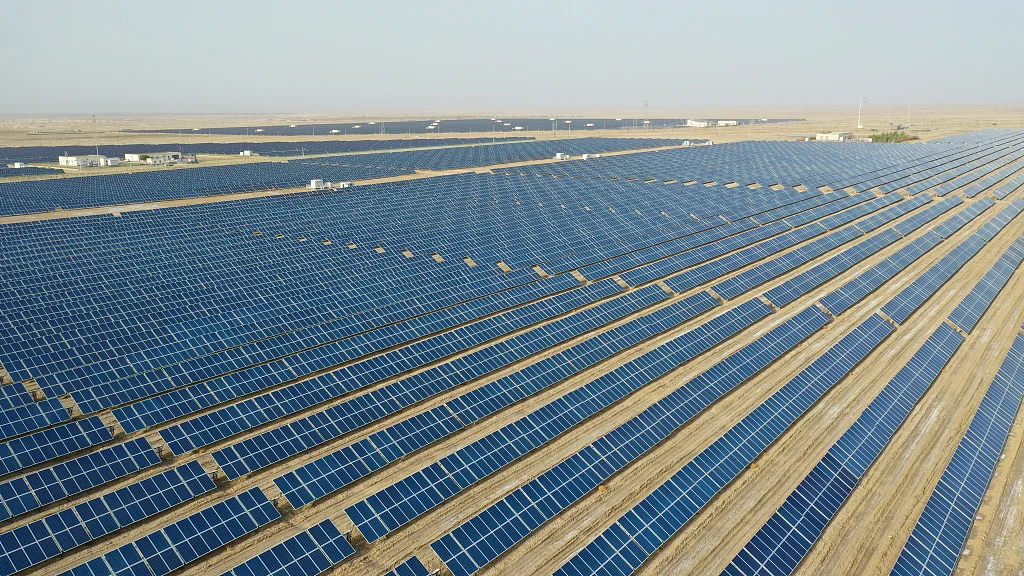 محطات الطاقة الشمسية العملاقة في المملكة تقود التحول نحو مستقبل أخضر ومستدام