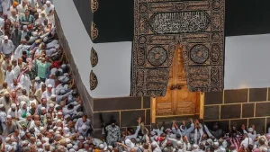 الملايين يؤدّون صلاة جمعة الوداع في الحرمين الشريفين مع اقتراب نهاية رمضان 1447هـ