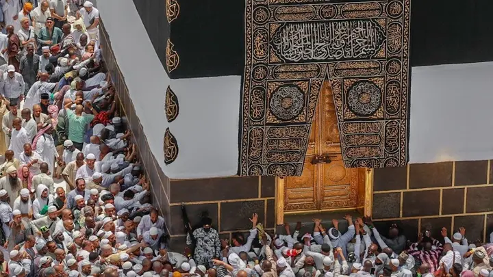 الملايين يؤدّون صلاة جمعة الوداع في الحرمين الشريفين مع اقتراب نهاية رمضان 1447هـ