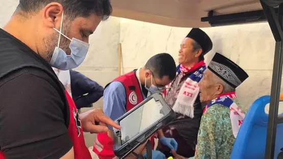 دقيقتان فاصلتان بين الحياة والموت.. إنقاذ معتمر إندونيسي في ساحات المسجد النبوي