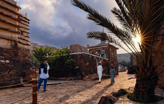 قرية المدانة التراثية تُجسد روح الموروث الثقافي في شمال عسير
